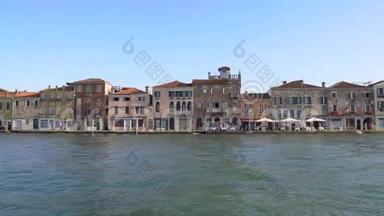 在大运河上进行水上游览，观赏威尼斯<strong>奇妙</strong>的建筑和桥梁